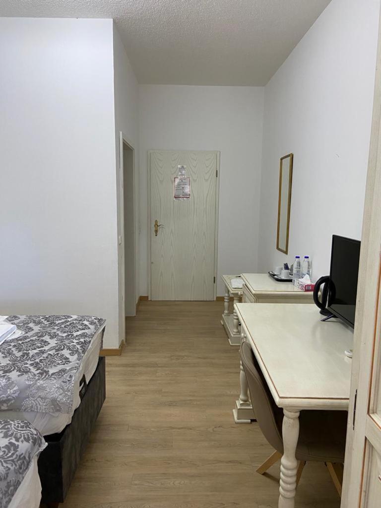 Astheimer Schloesschen Trebur Room photo